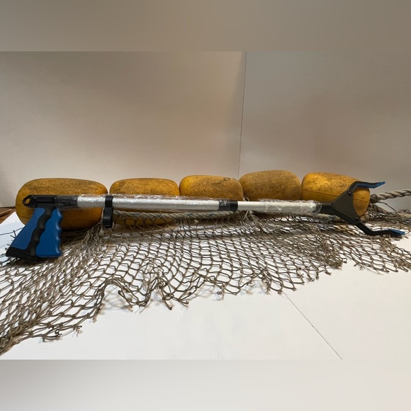 New Reacher Grabber 31 inch Tool Wide Jaw Foldable Steel Cable - Picture 1 of 9